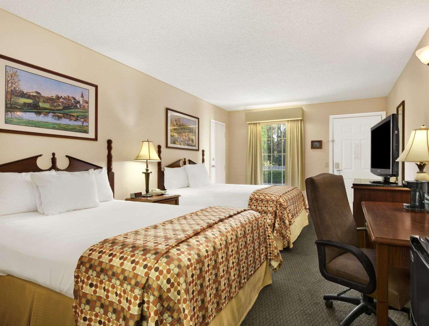 Baymont By Wyndham Warner Robins Motel Bagian luar foto