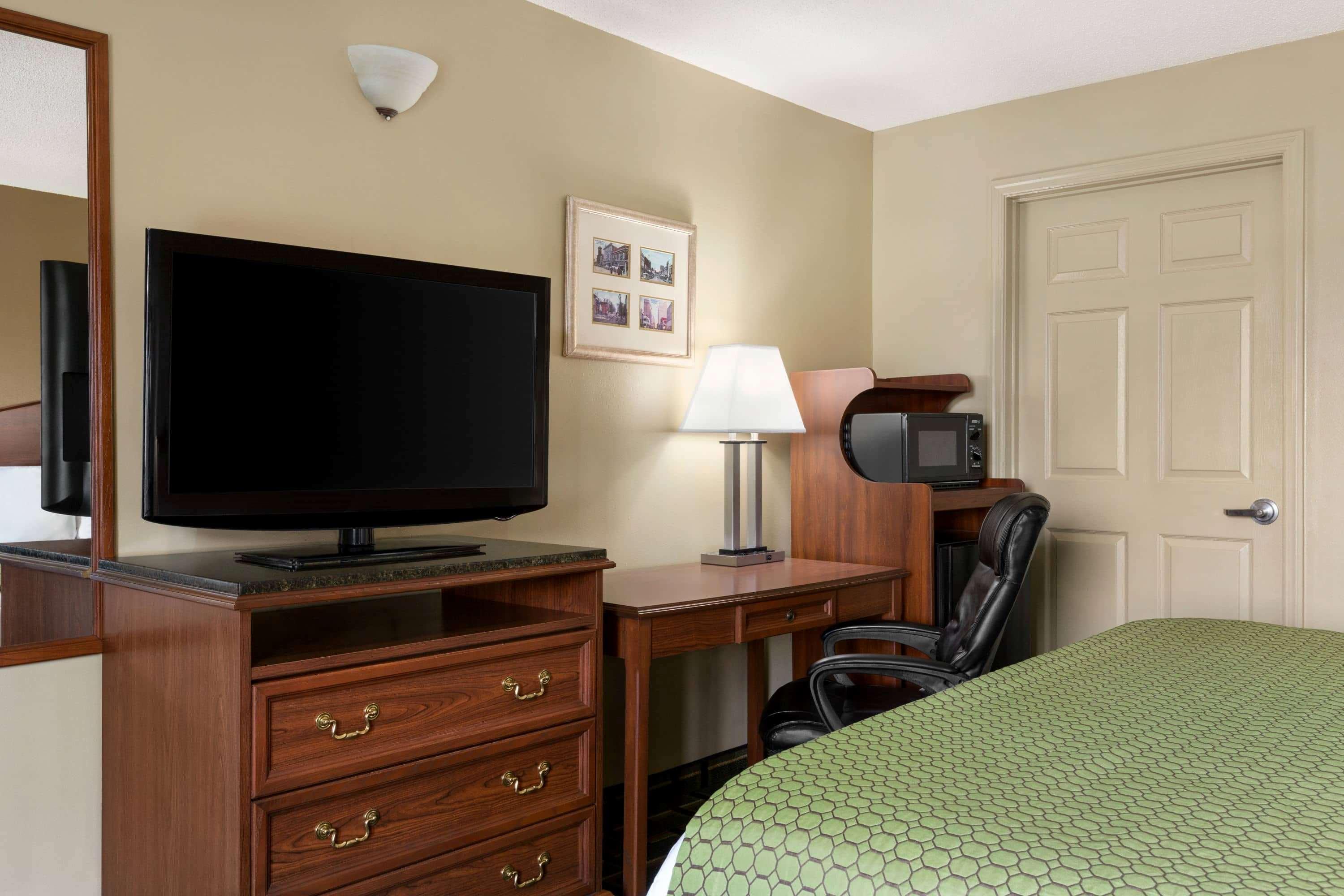 Baymont By Wyndham Warner Robins Motel Bagian luar foto