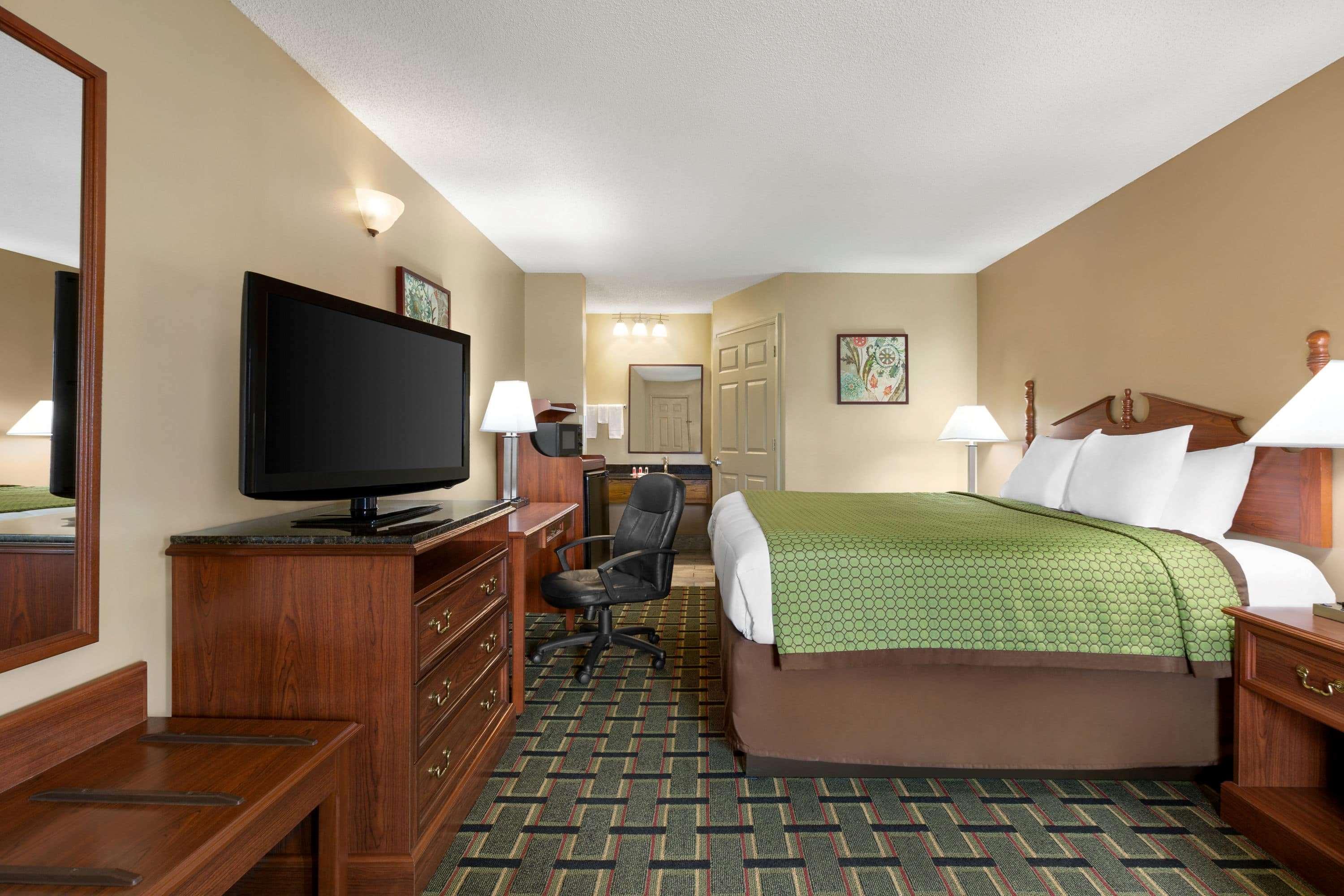 Baymont By Wyndham Warner Robins Motel Bagian luar foto