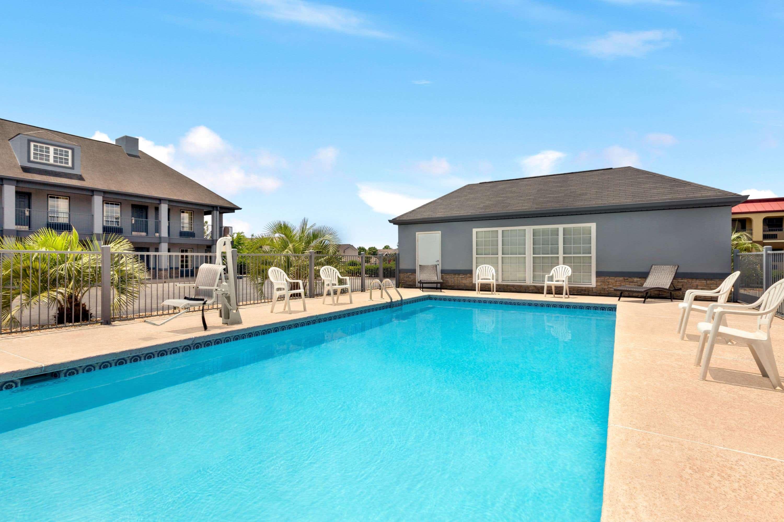 Baymont By Wyndham Warner Robins Motel Bagian luar foto