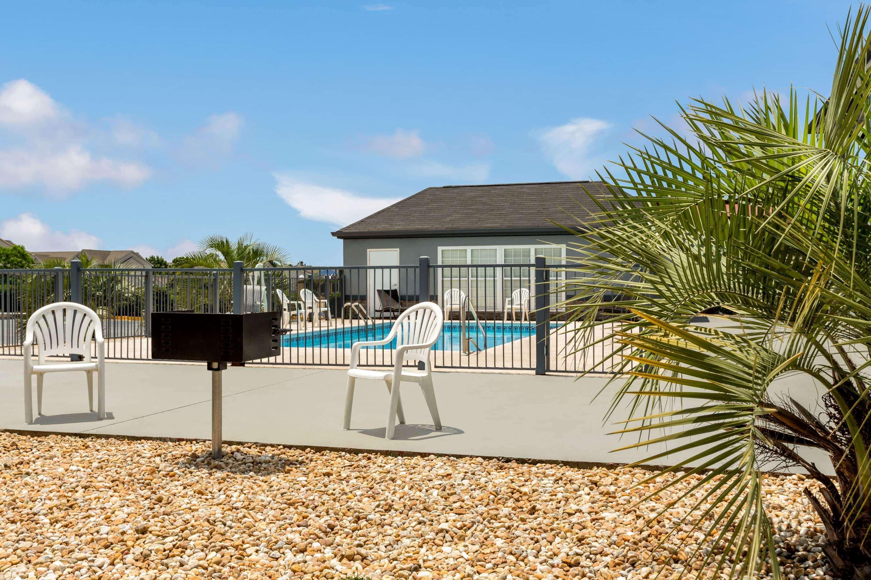 Baymont By Wyndham Warner Robins Motel Bagian luar foto