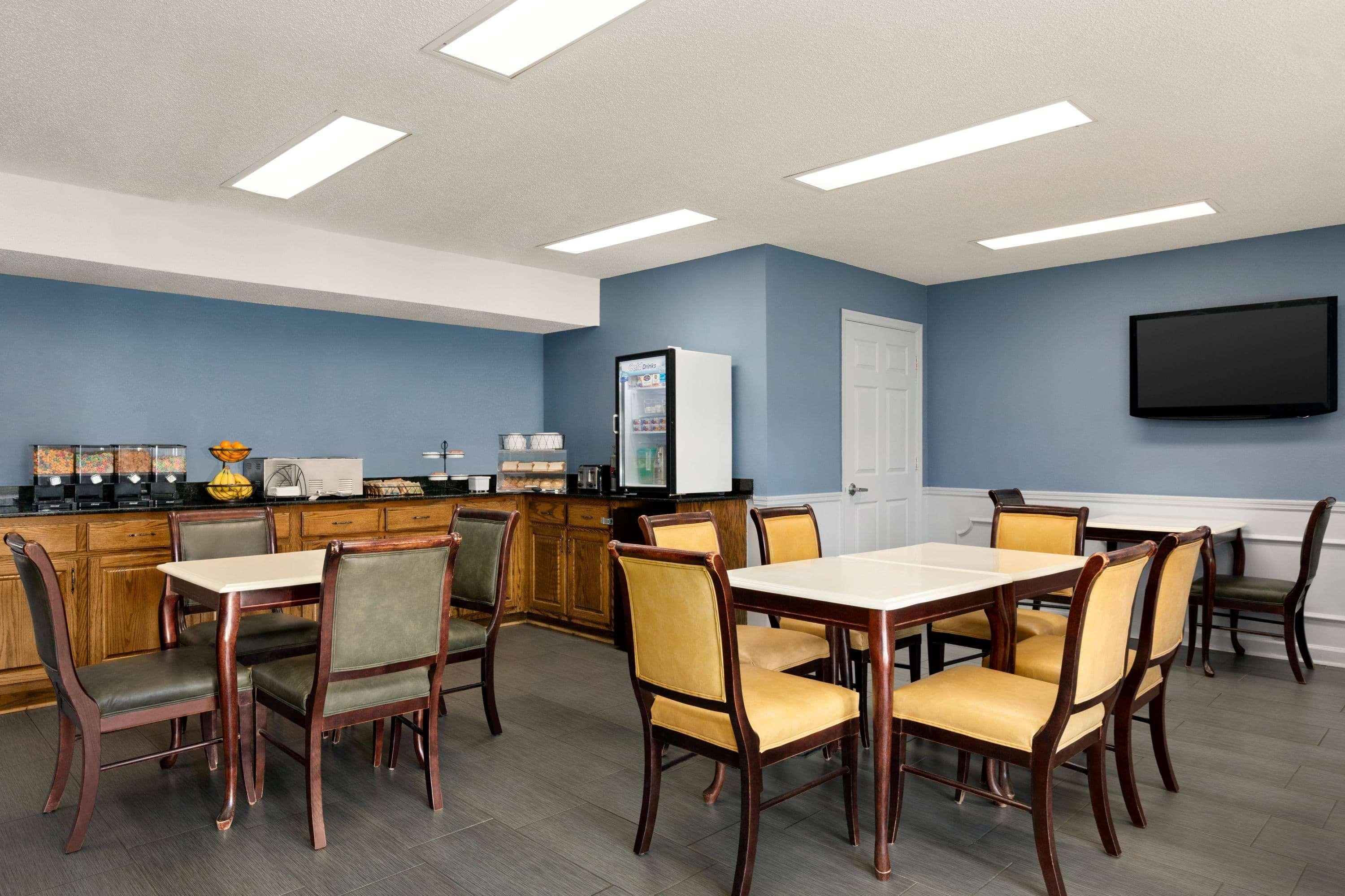 Baymont By Wyndham Warner Robins Motel Bagian luar foto