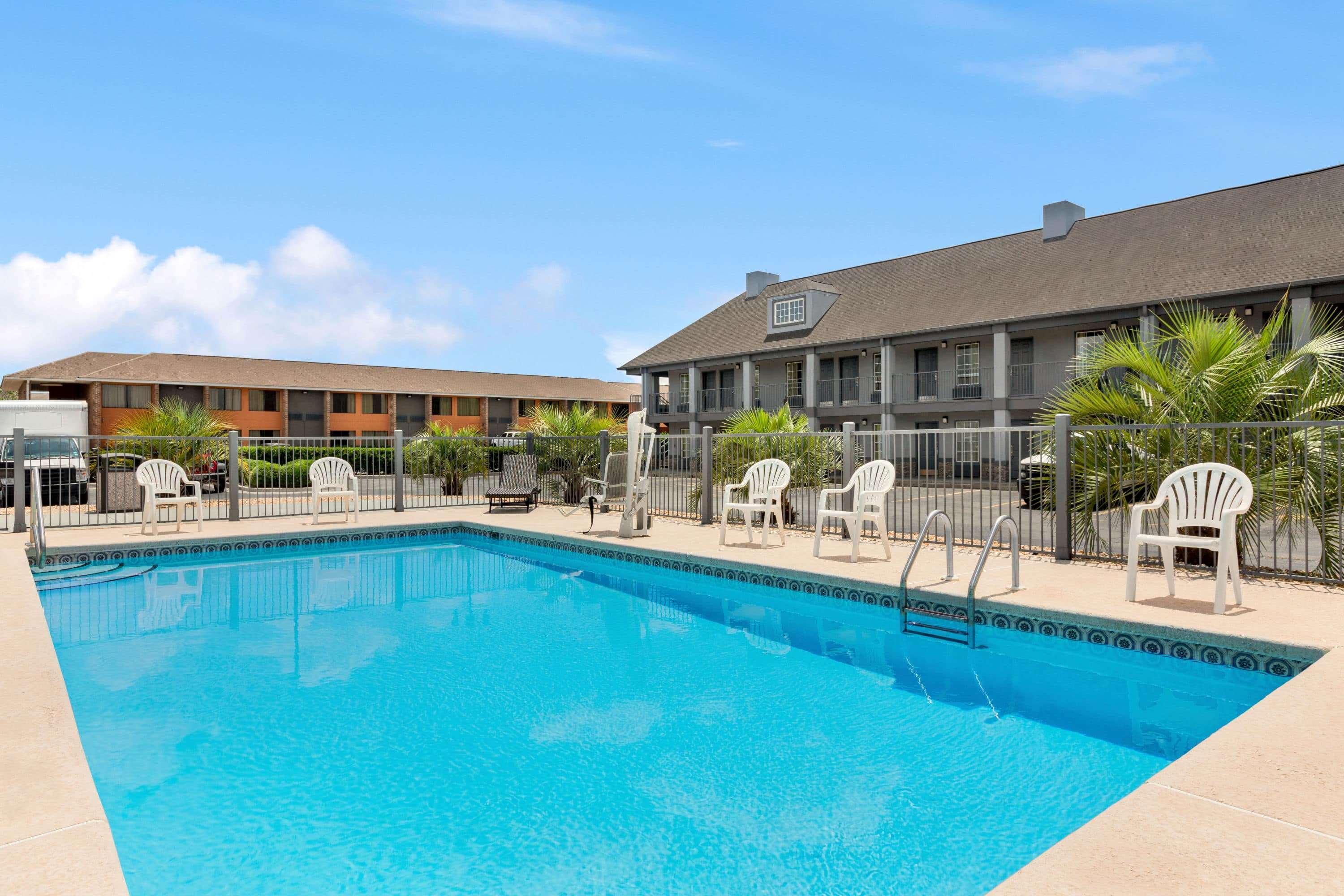 Baymont By Wyndham Warner Robins Motel Bagian luar foto