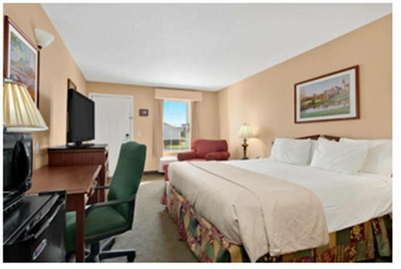Baymont By Wyndham Warner Robins Motel Bagian luar foto